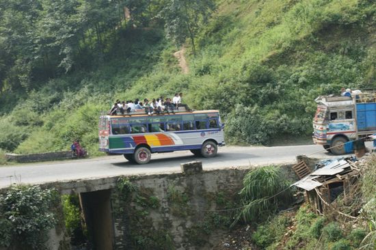 Wegen dem Dasain-Festival war enorm viel Verkehr. Die Menge der Leute in diesem Bus ist aber ganz normal fuer nepalesische Verhaeltnisse.