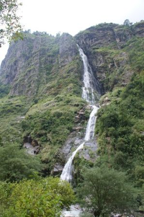 Wasserfall vor Tal.