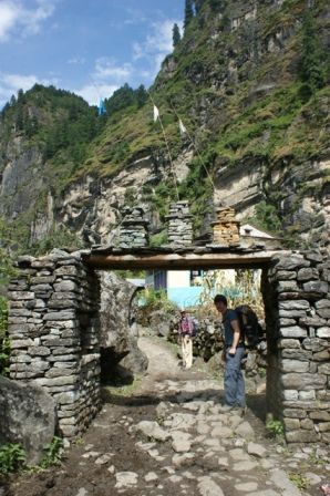 Eingangstor von Karte oder Dharapani, bin mir leider nicht sicher. Aehnliche Portale sind praktisch bei jedem Dorf anzutreffen.