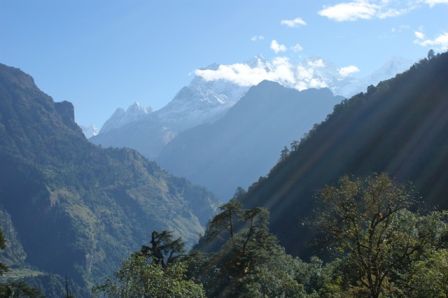 Zum ersten Mal sehen wir die Berge etwas klar. Die Tage zuvor waren sie entweder gar nicht zu sehen (von der Lage her) oder waren wolkenverhangen.