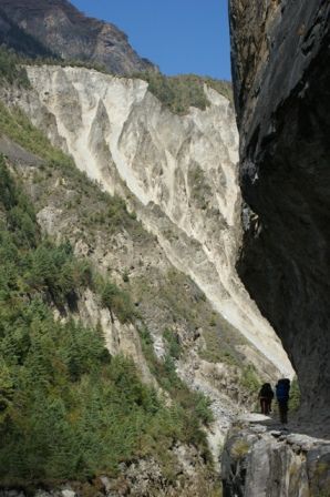 Ein Stueck weit war der Weg foermlich in den Fels geschlagen. Nicht nur der Baumwuchs wurde spaerlicher, allgemein wurde es viel trockener und steiniger.