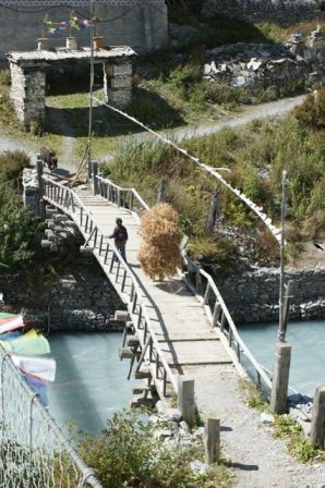 Bruecke ueber den Fluss Marsyangdi Nadi von Lower nach Upper Pisang.