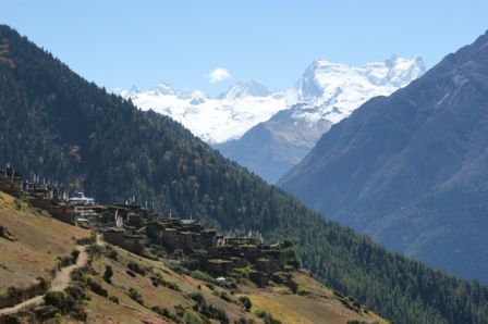 Rueckblick auf Ghyaru mit herrlichem Panorama.