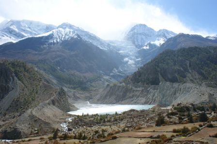 Annapurna III (7555 mueM - links) und Gangapurna (7454 mueM - rechts) mit dem Gangapurna See.