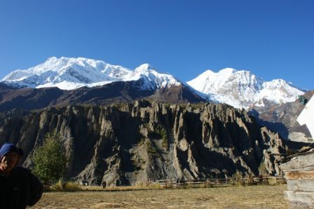 Morgenaussicht direkt von unserem Hotel aus in Manang.