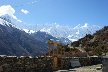 Bereit um 12.30 Uhr erreichten wir Gompa. So hatten wir reichlich Zeit, die atemberaubende Aussicht zu geniessen und uns mental auf den naechsten langen Tag vor zu bereiten.