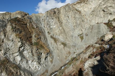 Kurz nach Gompa ging es los mit den schwierigen Stellen. In diesem Hang war es schon ein bisschen kriminell.