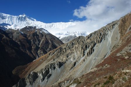 Auch bei den Groellfeldern mussten wir uns bei jedem Schritt konsentrieren. Um die Landschaft zu geniessen, musste man bei sicheren Stellen (Steinschlag?) stehenbleiben.
