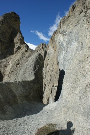 Hier geht der Weg durch und es wird auch gleich wieder praeker zum Weiterwandern.