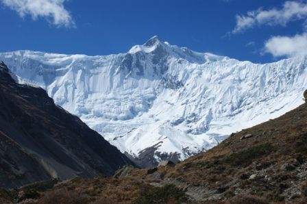 Einfach gigantisch. Bin mir leider nicht sicher welcher Gipfel es ist. Entweder Khangsar Kang (7485mueM) oder Annapurna I (8091mueM)