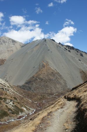 Blick zuruck vom Weg zum See. Wortwoertlich steintrocken.