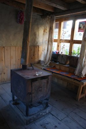 In unserem Teahouse im Essraum in Yak Kharka hatte es einen Ofen. Das war einfach extren gemuetlich und schoen warm.