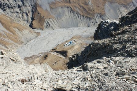 Blick runter auf Thoruna Phedi (4450mueM) welches auf dem Weg zum High Camp lag.