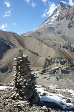 Vom High Camp aus konnten man noch auf einen kleinen Huegel gehen. Dieser war uebersaeht mit kleinen Steintuermchen. Im Hintergrund sieht man eine Huette des High Camps, den Weg Richtung Pass und den Yakwakang (6482mueM)