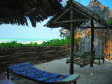 Aussicht auf Meer und Strand vom Bungalow-Doerfchen