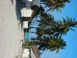 Blick vom Dorf auf Meer und Strand.