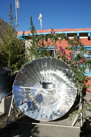 Wie in vielen Lodges wird auch im "Blue Sheep" mit Sonnenenergie Wasser gekocht.