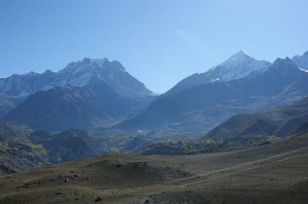 Blick zurueck zum Pass Thorung La 5416m zwischen den Gipfeln Thorung Peak 6201m (rechts) und Yakwakang 6482m (links)