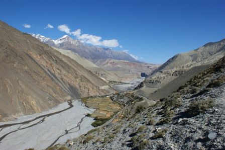 Blick ins Flussbett(Kali Gandaki Sadi)-Tal
rechts am Hang: Kagbeni