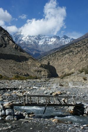 Steine, Staub und Wasser praegt den Weg nach Marpha