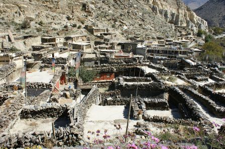 In Marpha einen Tag Pause zu machen, war eine gute Idee. Das verwinkelte Dorf laedt zum verweilen ein und ueberall gibt es etwas zu entdecken: Blick auf die Daecher mit "Rundum - Holzbeigen"
