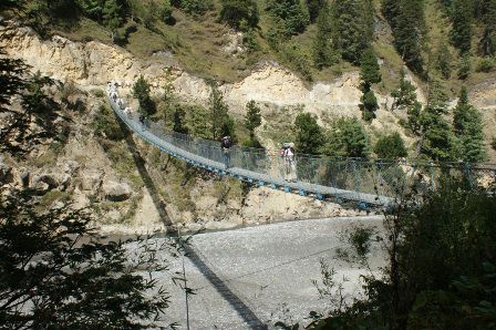 Wie zu Beginn des Circuits ueberqueren wir wieder ab un zu eine dieser unzaehligen Wackelbruecken. Wie viel Gewicht die wohl aushalten und ob die auch SUVA-gerecht ueberprueft werden?