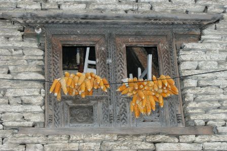 Dana ist bekannt fuer seine uralten geschnitzten Fenster.