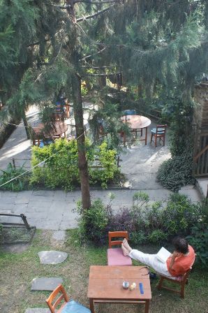 Nachmittag im Garten:
Haetten wir doch nach Ghorepani ueber den Berg wandern sollen anstatt wieder zu faulenzen? Nein, dazu haette die geplante Zeit mit unserem Guide Tej nicht gereicht!