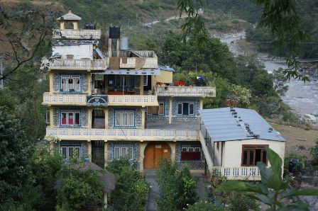 So werden in Nepal die "Stadthaeuser" gebaut. Im Bild eine Internatsschule in Galeswhar