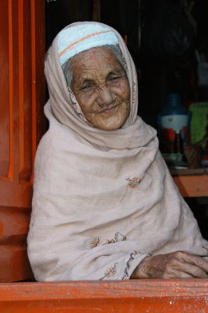 "Mo foto kisnu soktschu?"(Darf ich ein Foto machen?) Bei aelteren Menschen lautet die Antwort haeufig nein, doch bei dieser schoenen Frau hatten wir Glueck und bekamen ein Ja. Als ich ihr das Bild zeigte, war sie aber nicht zufrieden: Das Frotteetuch, welches sie ueber der Stirn trug, stoerte sie...