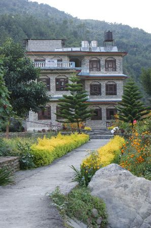 Unser letzter Uebernachtungsort auf dem Annapurna-Circuit: Fast ein kleines Schloessli mit Park und wir waren die einzigen Touristen!