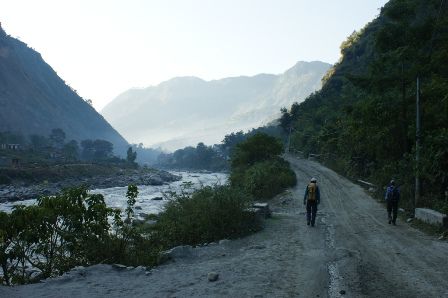 Das ist nicht oder nicht nur Morgennebel: Rauch von brennenden Abfallhaufen oder ganzen Deponien trueben das Morgenlicht.