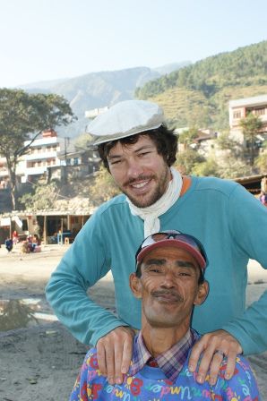 Doch so klein ist Tej nun auch wieder nicht!
Waehrend Tej sich in Tatopani eine Rasur gegoennt hat, zieht es Betzgi bis nach Pokhara durch...