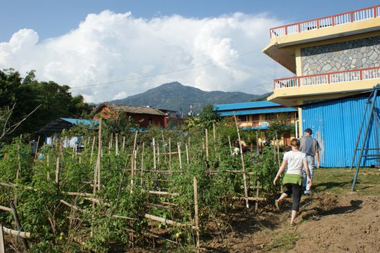 Garten - eine schoene und vorallem zweckmaessige Anlage mitten in Pokhara.