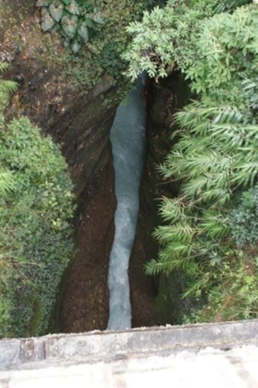 Der Seti River fliesst quer durch Pokhara, doch man kann ihn nicht sehen. Ausser du gehtst ihn bewusst anschauen, wie wir es gemacht haben: Das Wasser hat sich eine tiefe (bis zu 50m), enge Schlucht gegraben, die nur an einzelnen Stellen, z. Bsp. bei Bruecken, gut sichtbar ist.