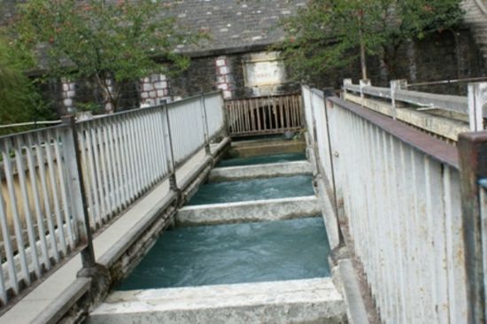 Wie bei einem Aquaedukt wird Wasser in einem Kanal gesammelt und hoch ueber der Schlucht in die Stadt geleitet.