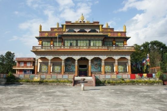 Karma Dubgyu Chokhorling Gompa: Ein riesiges, auf einem Huegel gelegenes Kloster.