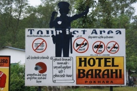 Irgendwie schrecklich, nicht? Gluecklicherweise halten sich nicht alle Nepali daran und das "alltaegliche" Nepal ist noch nicht vollstaendig von Pokhara Lakeside verschwunden.
