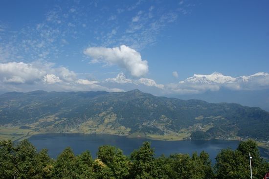 Aussicht auf das wunderschoene Bergpanorama und Blick auf den See
Nein, das ist nicht in der Schweiz!