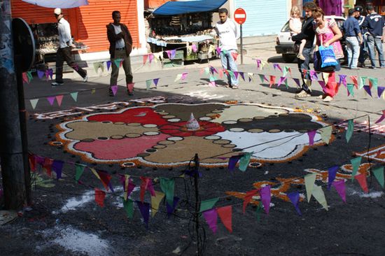 Wie in Pokhara sahen wir auch in Kathmandu ueberall Mandalas vor den Haeusern, welche Lakshmi,die Goettin des Reichtums, zu einem "Besuch" einladen sollten.
Hier ist ein besonders grosses Kunstwerk auf einem Platz in Thamel (Touristenquartier von Kathmandu) zu sehen.