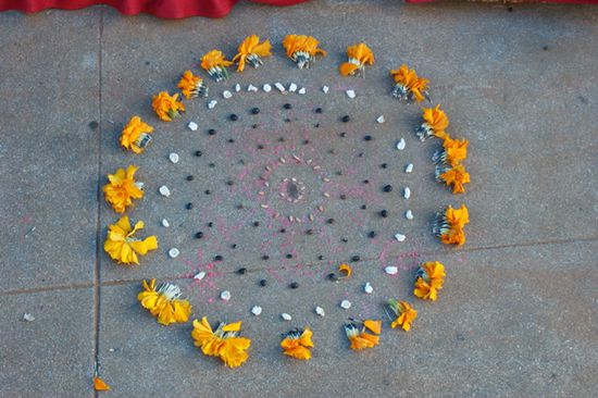 Begruessungsritual oder "Tisch" decken: Die Brueder legen mit Farbpulver, Reis und Linsen Mandalas auf den Boden.
