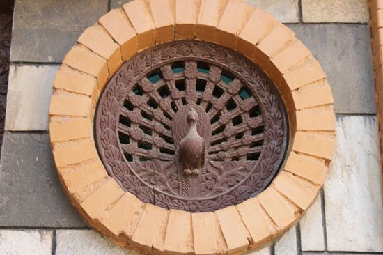 und dekoratives Fensterchen in einer Gasse von Patan