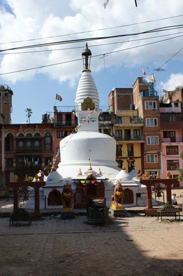 In Patan finden sich fast an jeder Ecke Stupas oder Tempel.