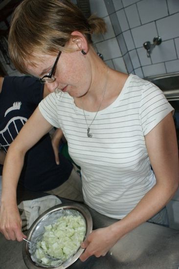 Es war schoen wieder mal selber zu kochen. Ruesten mussten wir allerdings nichts, es war schon alles fast pfannenfertig.