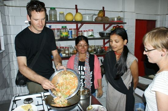 Peter bratet die Gemuesefuellung fuer die Momos.
