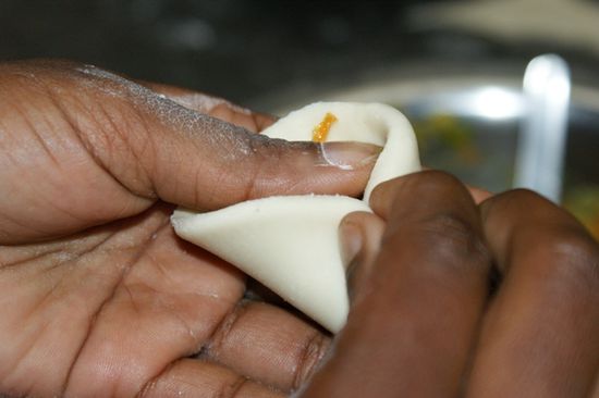 Fuer das Zusammenmachen der Momos brauchten wir mehrere Anleitungen...