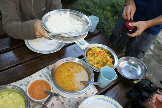 Von links nach rechts: Gurken- und Linsenpickels, Daal (Linsensuppe) und Gemuesecurry. (Das weisse ist uebrigens Reis )