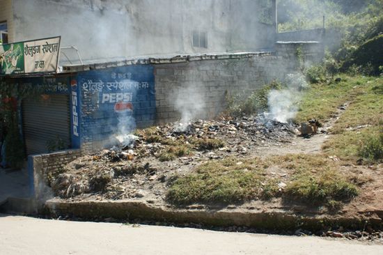Eines der haesslichen Bilder: Brennende Abfallhaufen in "unserem" Quartier