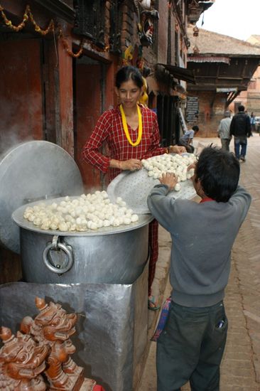 Momos, eine tibetische Spezialitaet, die es ueberall in Nepal gibt.