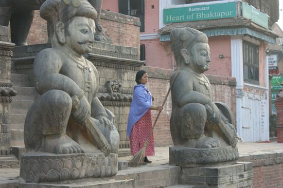 Treppenteil des Nyatapola Tempel mit Putzfrau.